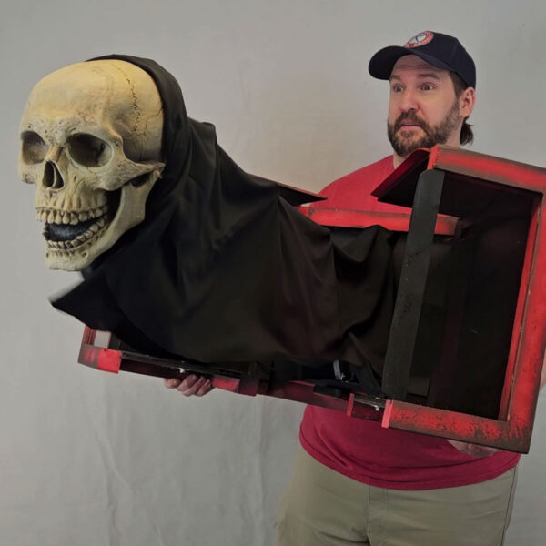 Spook House Lunging Skull Box - Image 4